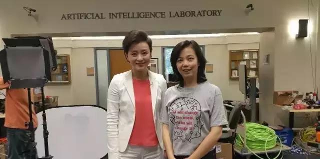 楊瀾女士與美國斯坦福大學(xué)人工智能實(shí)驗(yàn)室主任、谷歌云計(jì)算機(jī)器學(xué)習(xí)部門負(fù)責(zé)人李飛飛合影